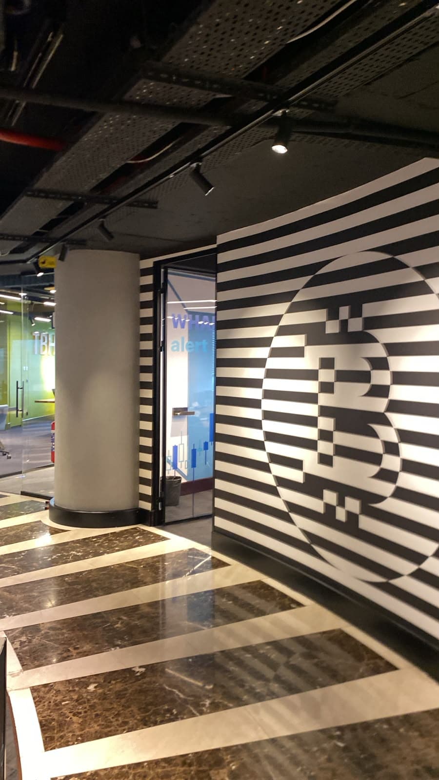 Temizlenmiş modern bir ofis ve ortak kullanım alanı