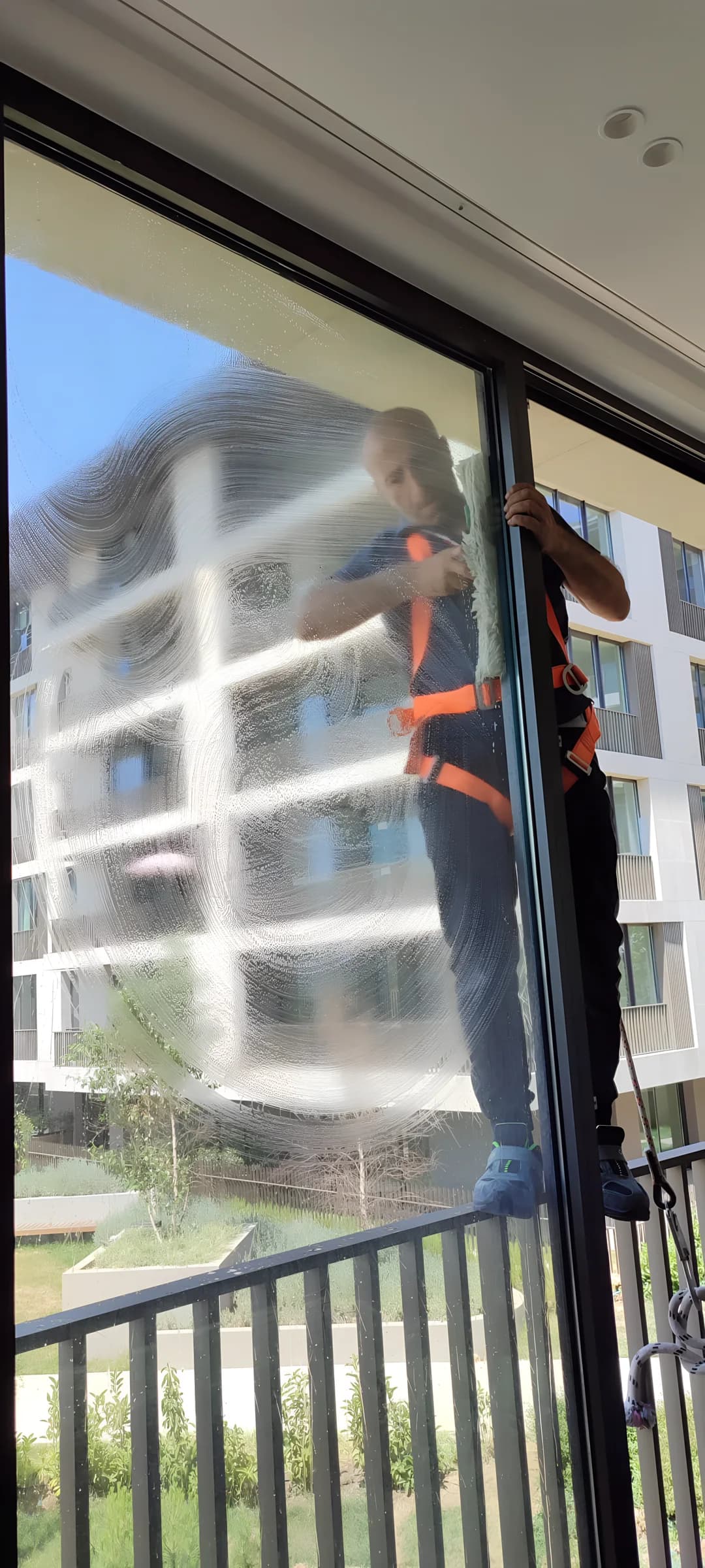 Güvenlik ekipmanıyla yüksek kat cam temizliği